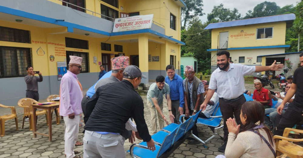 बुवाआमाको नाममा सुन्दरबजार अस्पताललाई चेयर सहयोग